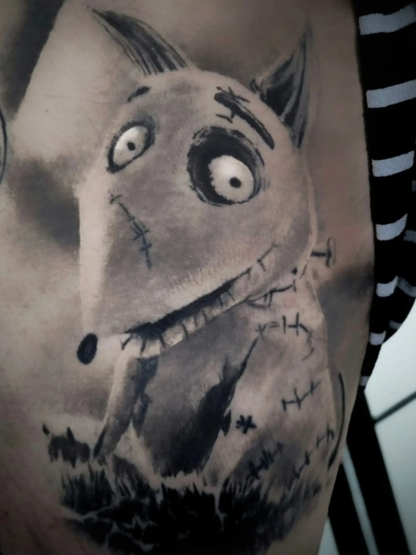 Sparky, de hond uit Frankenweenie, getatoeëerd in zwart en grijs